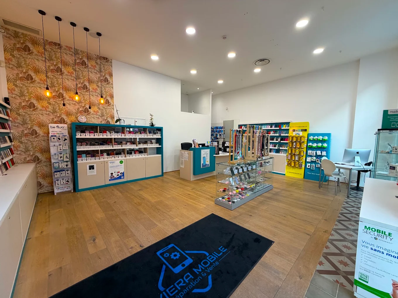 Intérieur de la boutique Riviera Mobile à Cagnes-sur-Mer